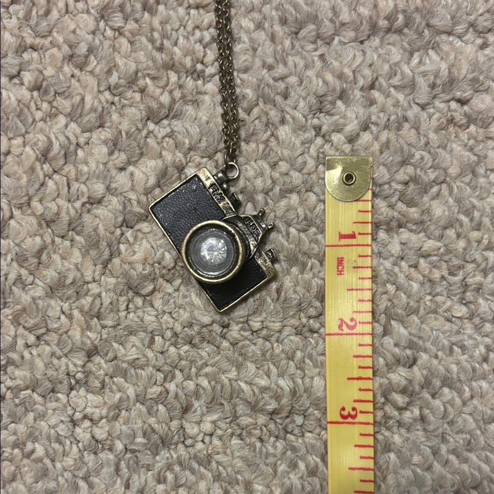 Camera Pendant Necklace with antique look - Picture 4 of 7